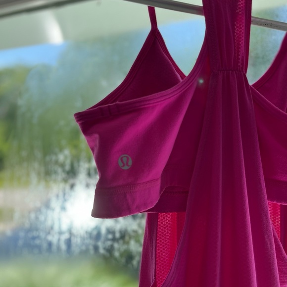 Size medium Lululemon workout top with built in bra - Picture 3 of 3